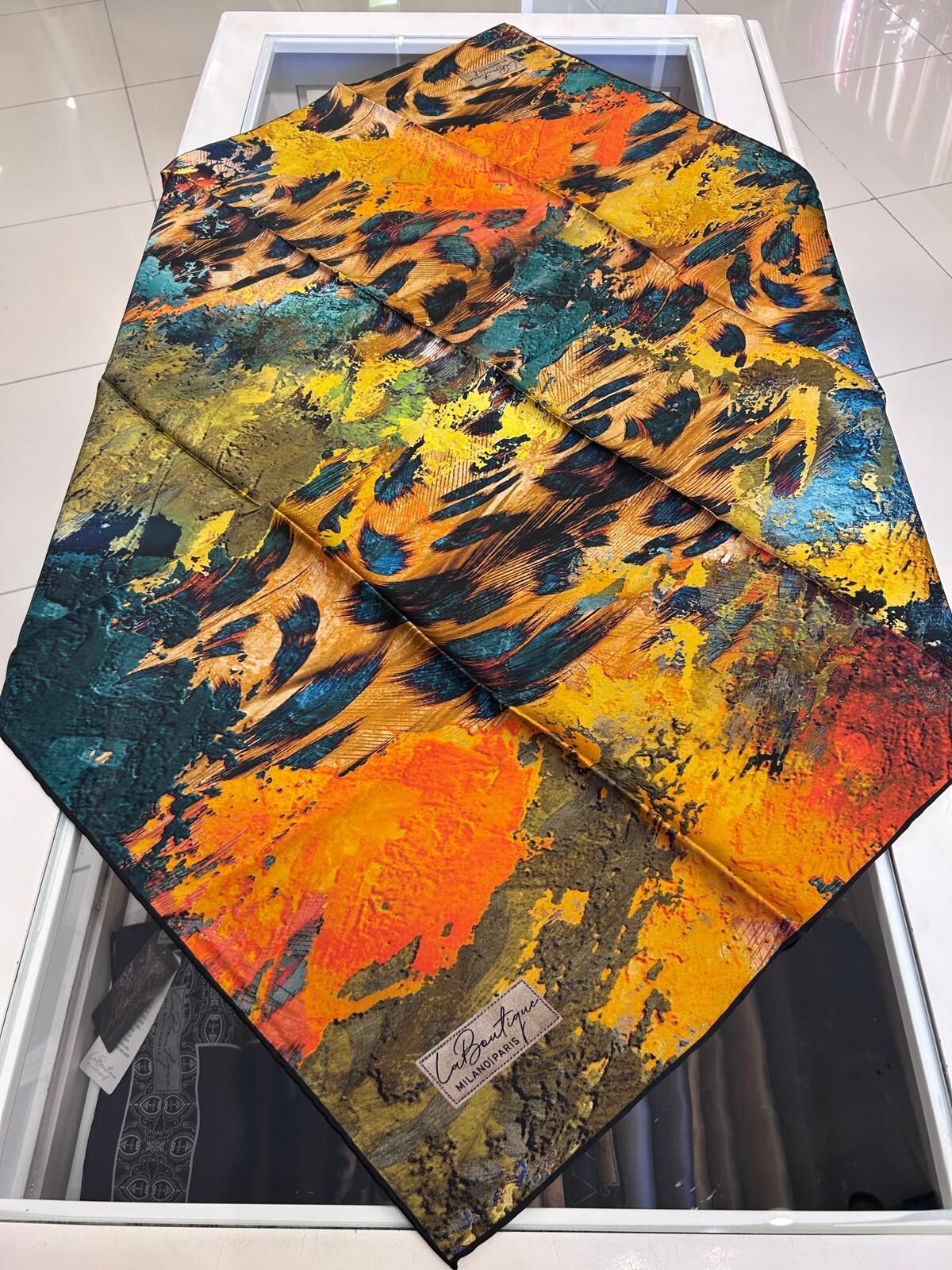 ÇOK RENKLİ DESENLİ SURA İPEK EŞARP/ LABOUTİQUE