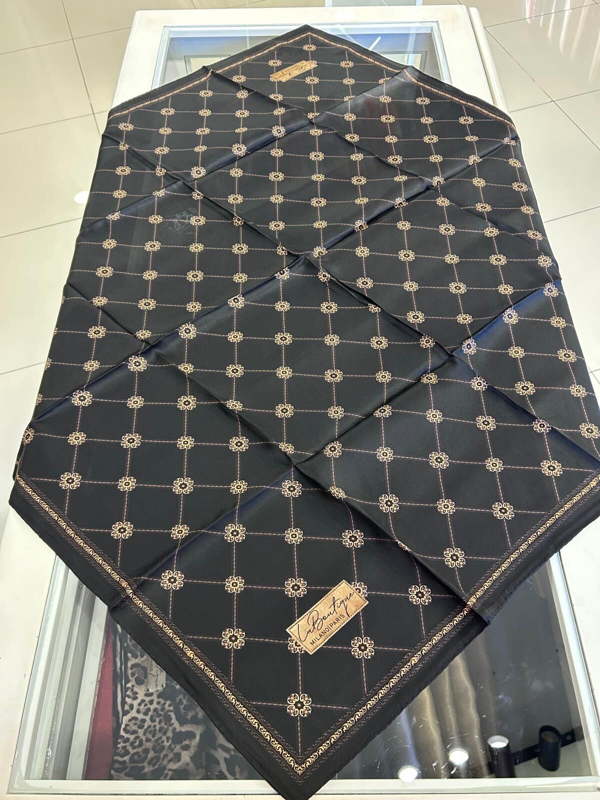 ÇİÇEK DESENLİ SURA İPEK EŞARP/ LABOUTİQUE