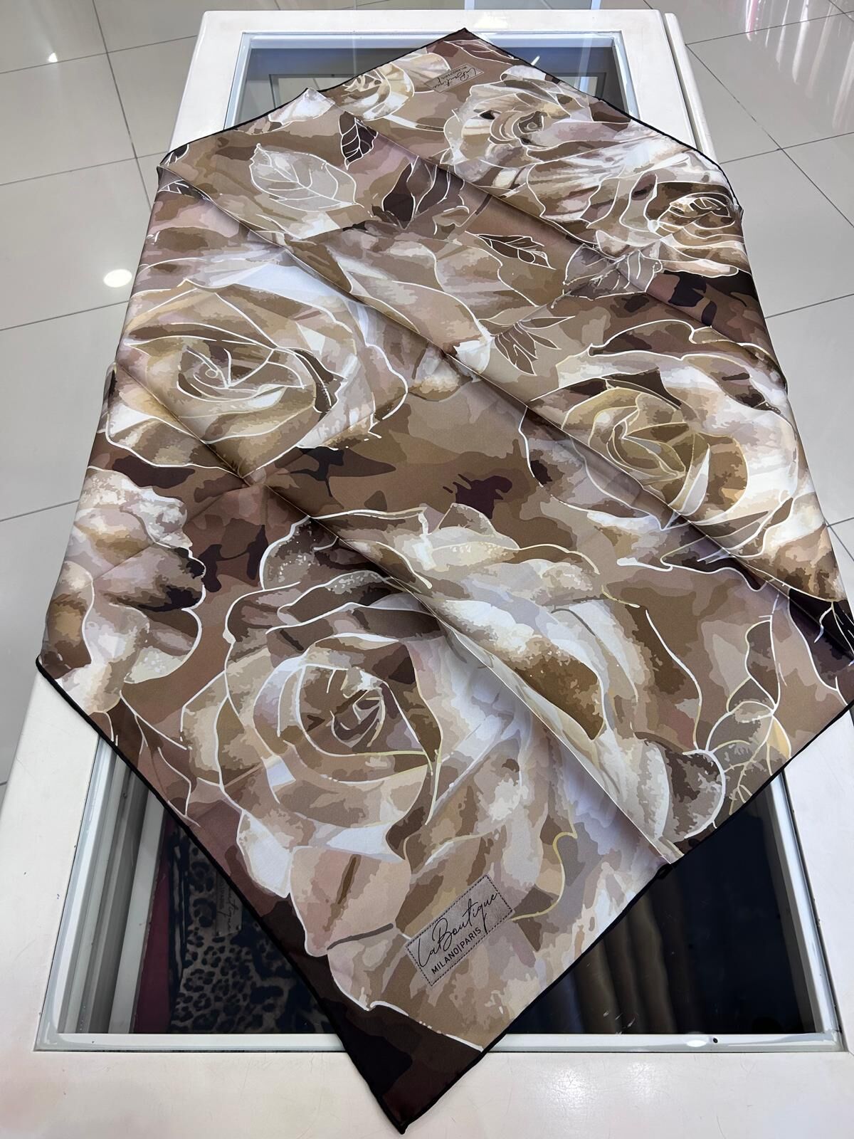 GÜL DESENLİ SURA İPEK EŞARP/ LABOUTİQUE