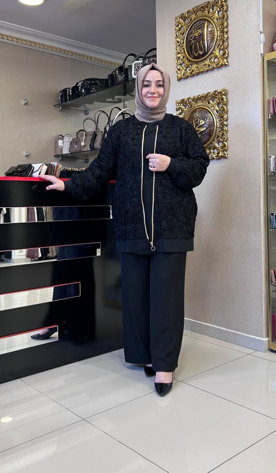 ﻿GÜL İŞLEMELİ FERMUARLI CEKET/ GHISA