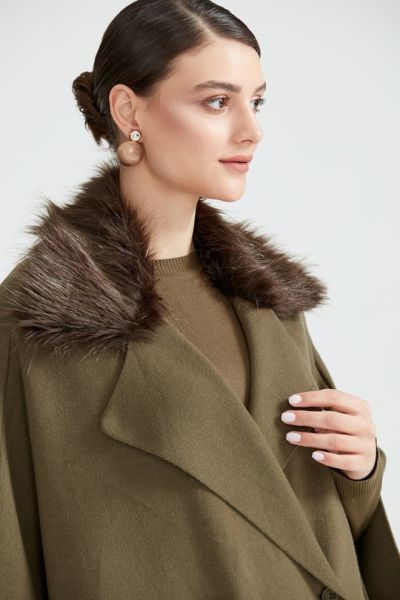 YAKASI KÜRK DTY. DÜĞMELİ PANÇO/TIĞTRİKO