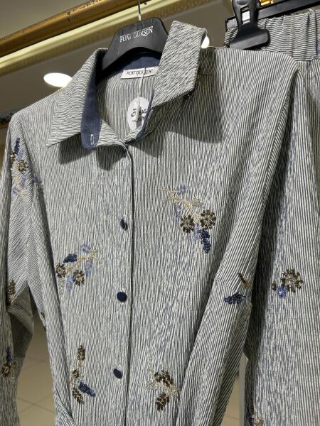 TAMAMI BONCUK İŞLEMELİ ÇİZGİLİ TAKIM/ FUAT GÜRŞEN