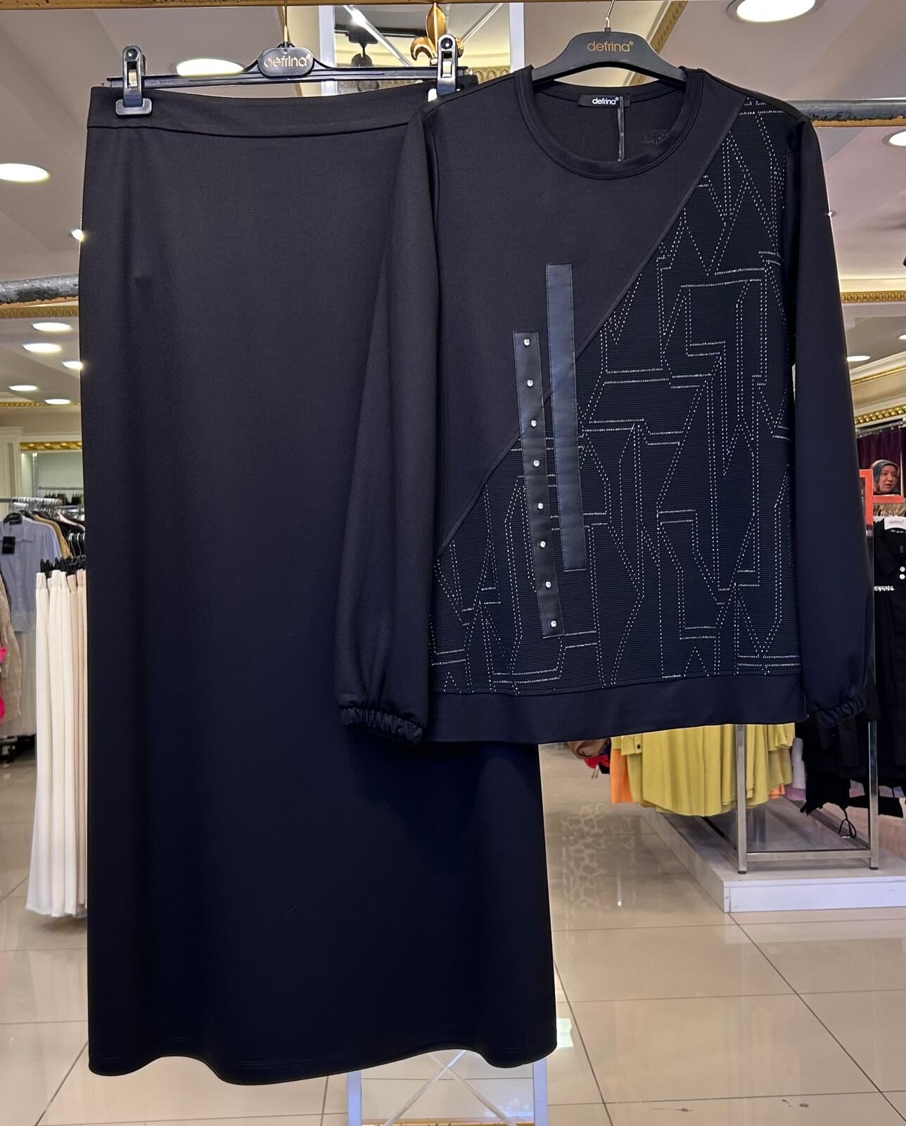 ÜZERİ DESEN VE TAŞ DTY. ETEKLİ TAKIM/ DEFRİNA