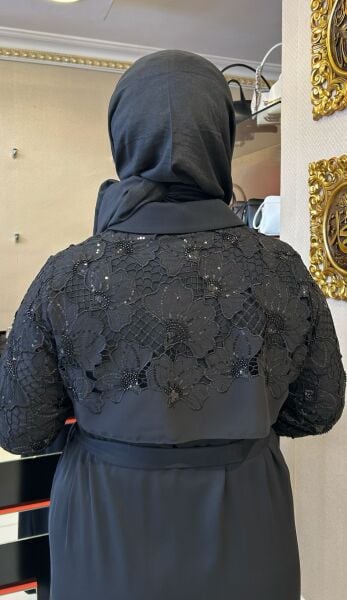 KOLLARI VE SIRTI NAKIŞLI GÖMLEK ELBİSE/ FUAT GÜRŞEN