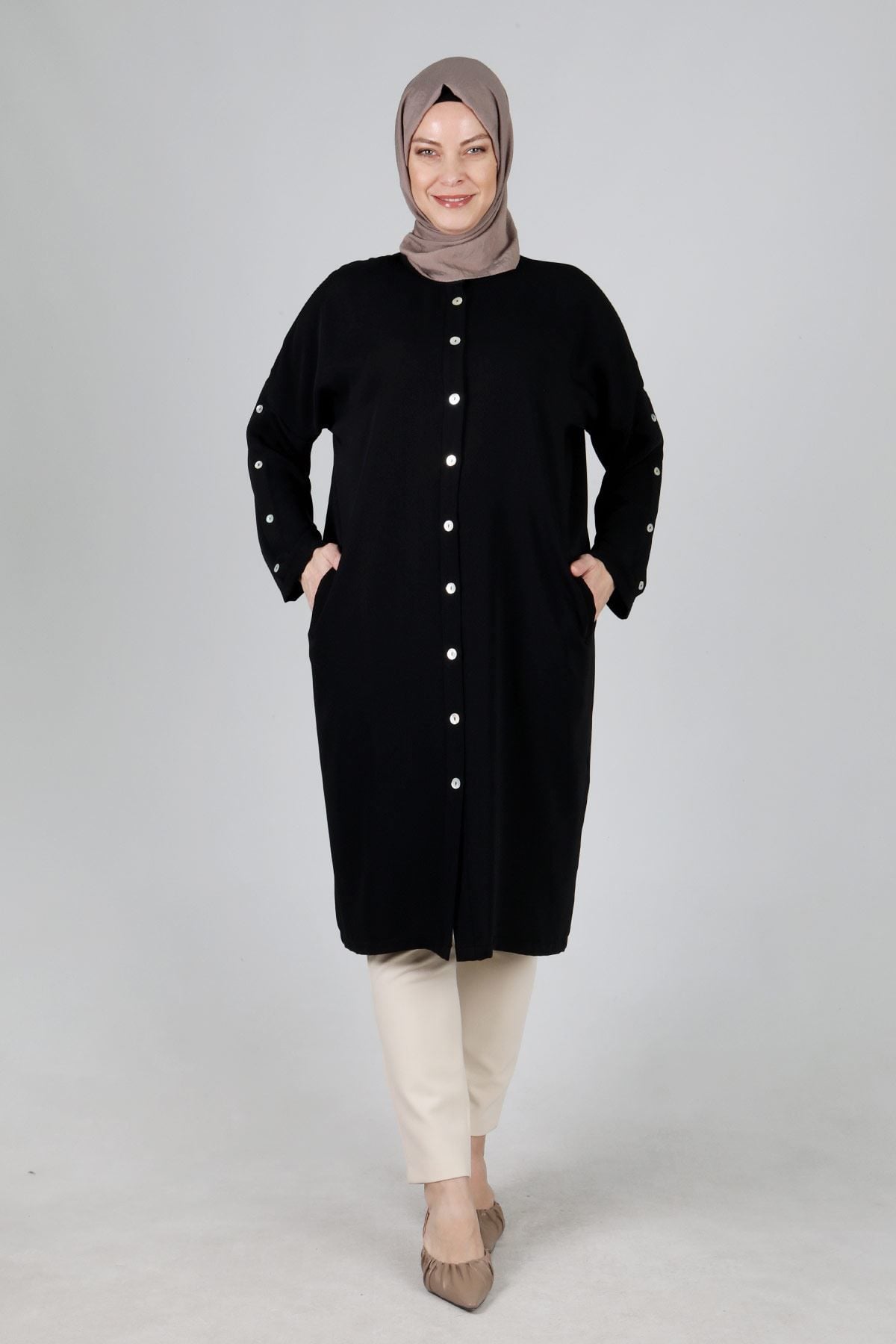 Büyük Beden Tesettür Düğmeli Kap Siyah