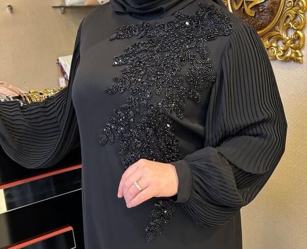 PUL VE BONCUK İŞLEMELİ KREP KUMAŞ ELBİSE/ FUAT GÜRŞEN