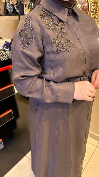 ﻿BONCUK İŞLEMELİ BELİ KEMERLİ ELBİSE/ LISSMORE