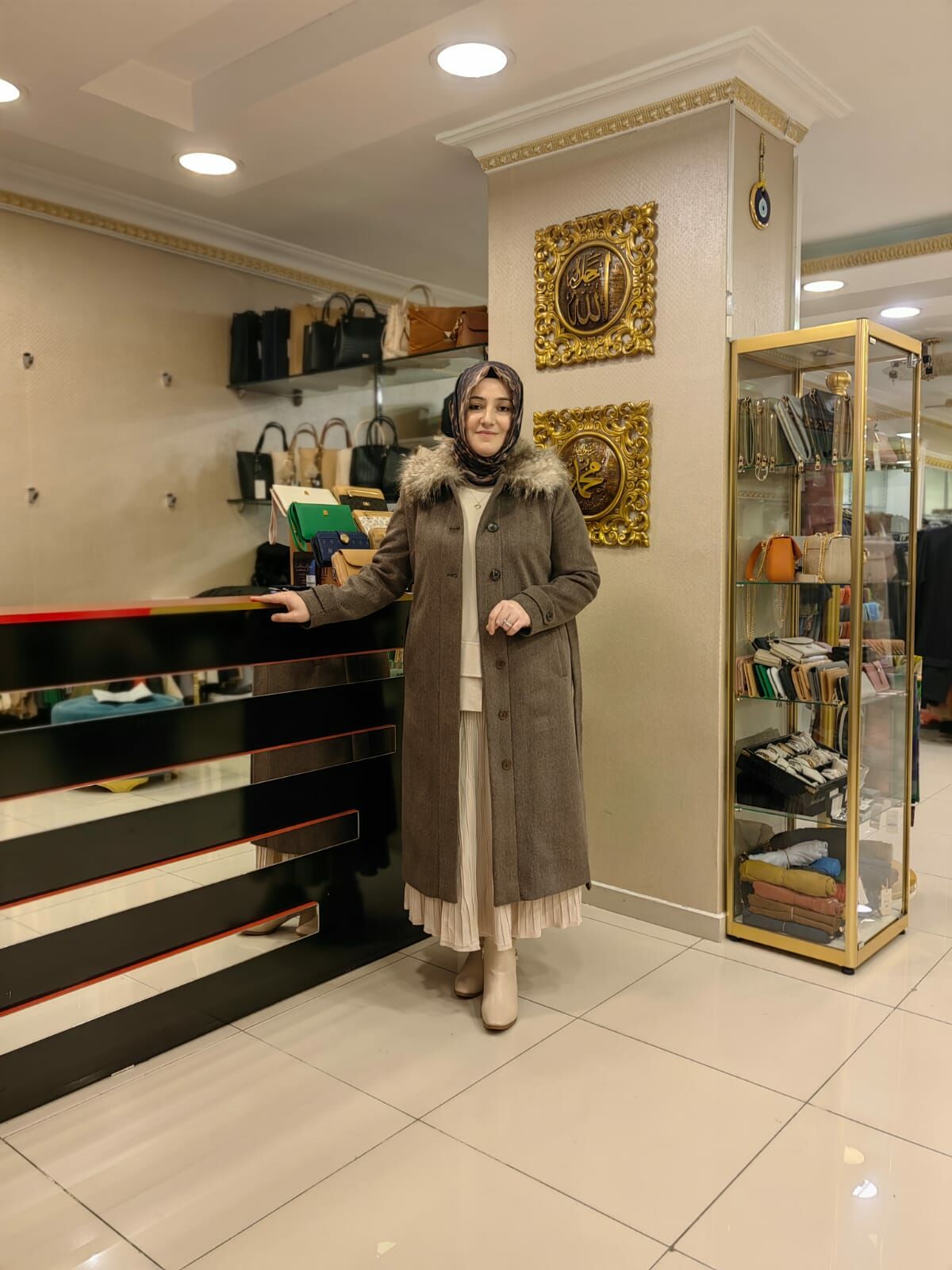 KÜRK YAKA DETAYLI KAŞE KABAN