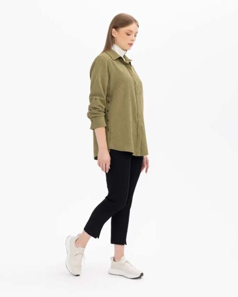 BÜYÜK BEDEN YIRTMAÇLI KADİFE GÖMLEK