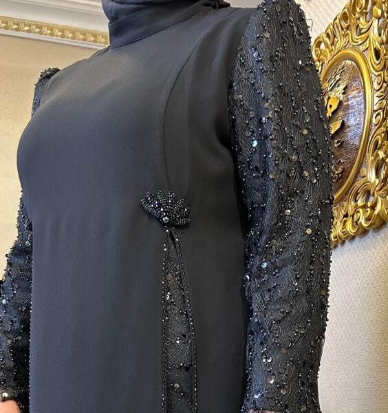 ÇİFT TARAFLI YIRTMAÇ DTY. İŞLEMELİ ABİYE ELBİSE /JUKİ MODA