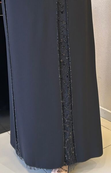 ÇİFT TARAFLI YIRTMAÇ DTY. İŞLEMELİ ABİYE ELBİSE /JUKİ MODA