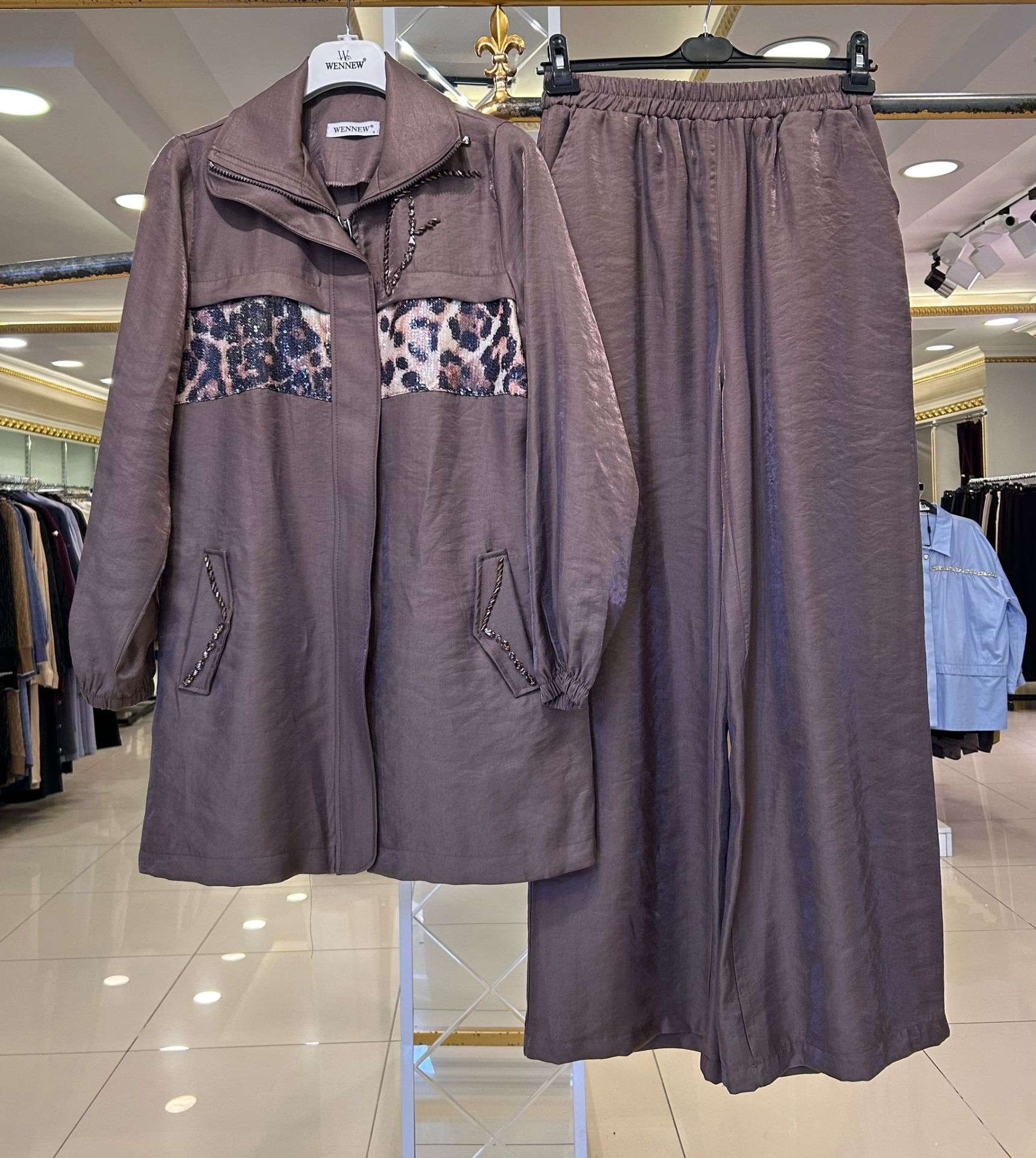 ﻿LEOPAR PUL VE TAŞ İŞLEMELİ PANTOLONLU TAKIM/WENNEW