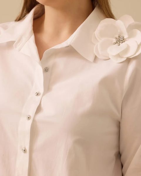 ÇİÇEK AKSESUARLI BÜYÜK BEDEN GÖMLEK/SEÇİL