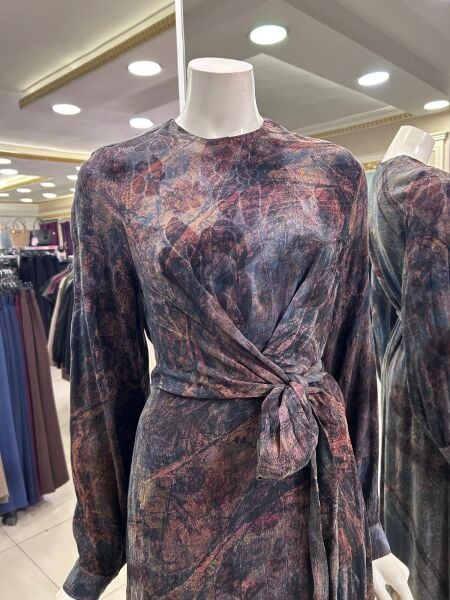 BELİ BAĞLAMA DTY. KARIŞIK RENKLİ ELBİSE/ NUSS