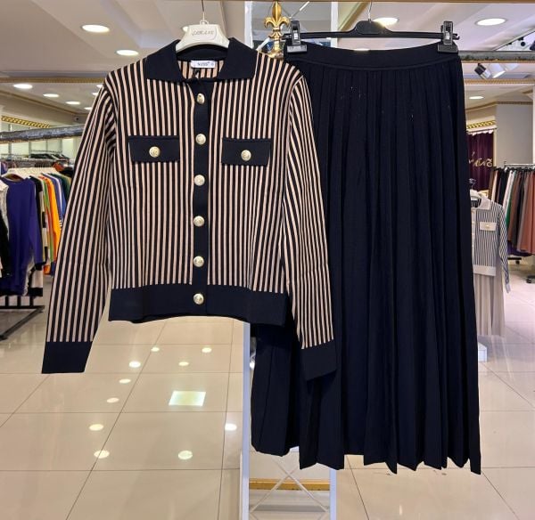 HIRKASI ÇİZGİ DTY. PİLİSE ETEKLİ TAKIM/NUSS