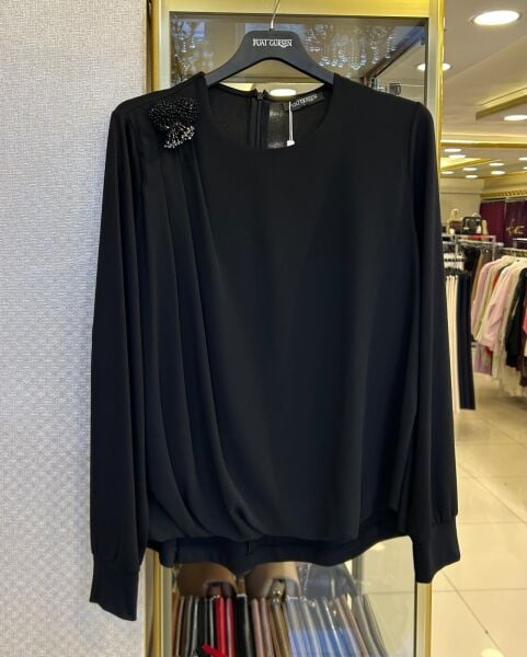 BROŞ DTY. ÖNÜ ŞİFONLU KRİSTAL PENYE BLUZ /FUAT GÜRŞEN