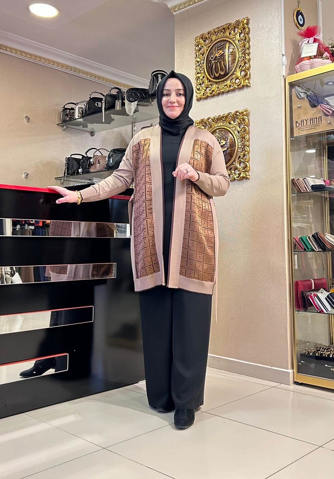 ﻿KENDİNDEN DESENLİ ÇİFT RENK HIRKA/GHISA