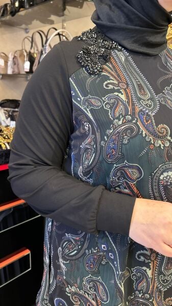 TAŞ İŞLEMELİ ŞAL DESENLİ ŞİFON BLUZ/ FUAT GÜRŞEN 