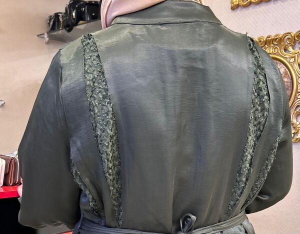 ETEĞİ VE SIRTI İŞLEME DTY. SATEN  ELBİSE/ LISSMORE