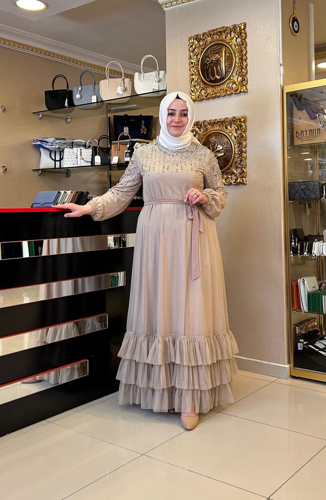 İNCİ VE TAŞ İŞLEMELİ FIRFIRLI ELBİSE BEJ/ TASVİR