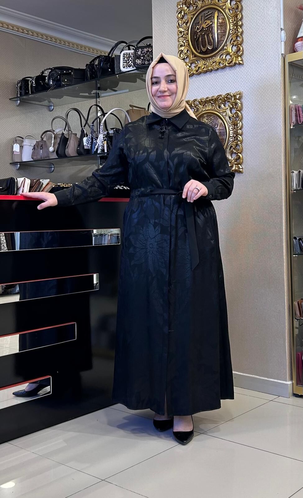 YAKASI BROŞ DTY. ÇİÇEK DESENLİ ELBİSE/ FUAT GÜRŞEN 