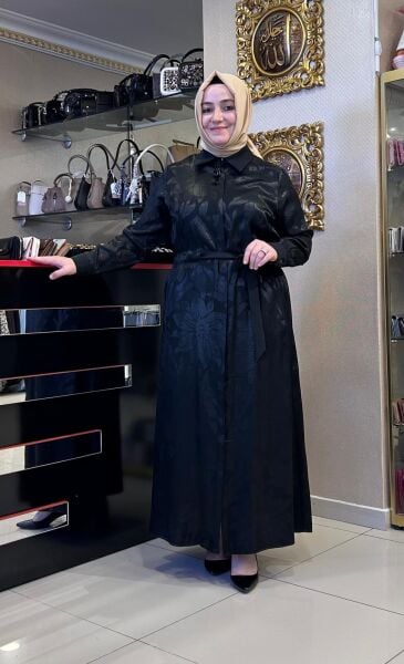 YAKASI BROŞ DTY. ÇİÇEK DESENLİ ELBİSE/ FUAT GÜRŞEN 