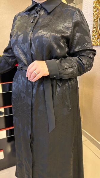 YAKASI BROŞ DTY. ÇİÇEK DESENLİ ELBİSE/ FUAT GÜRŞEN 