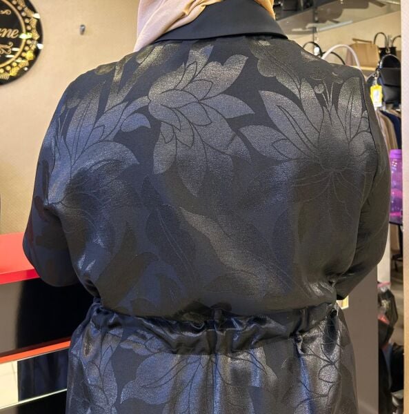 YAKASI BROŞ DTY. ÇİÇEK DESENLİ ELBİSE/ FUAT GÜRŞEN 