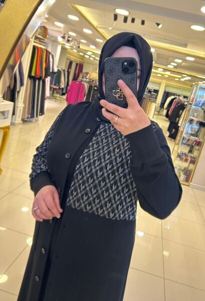 KOLU VE GÖĞSÜ DESENLİ DÜĞMELİ KAP /DEFRİNA