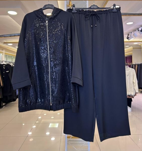 KAPÜŞONLU PULLU HIRKA VE PANTOLONLU TAKIM/GHISA