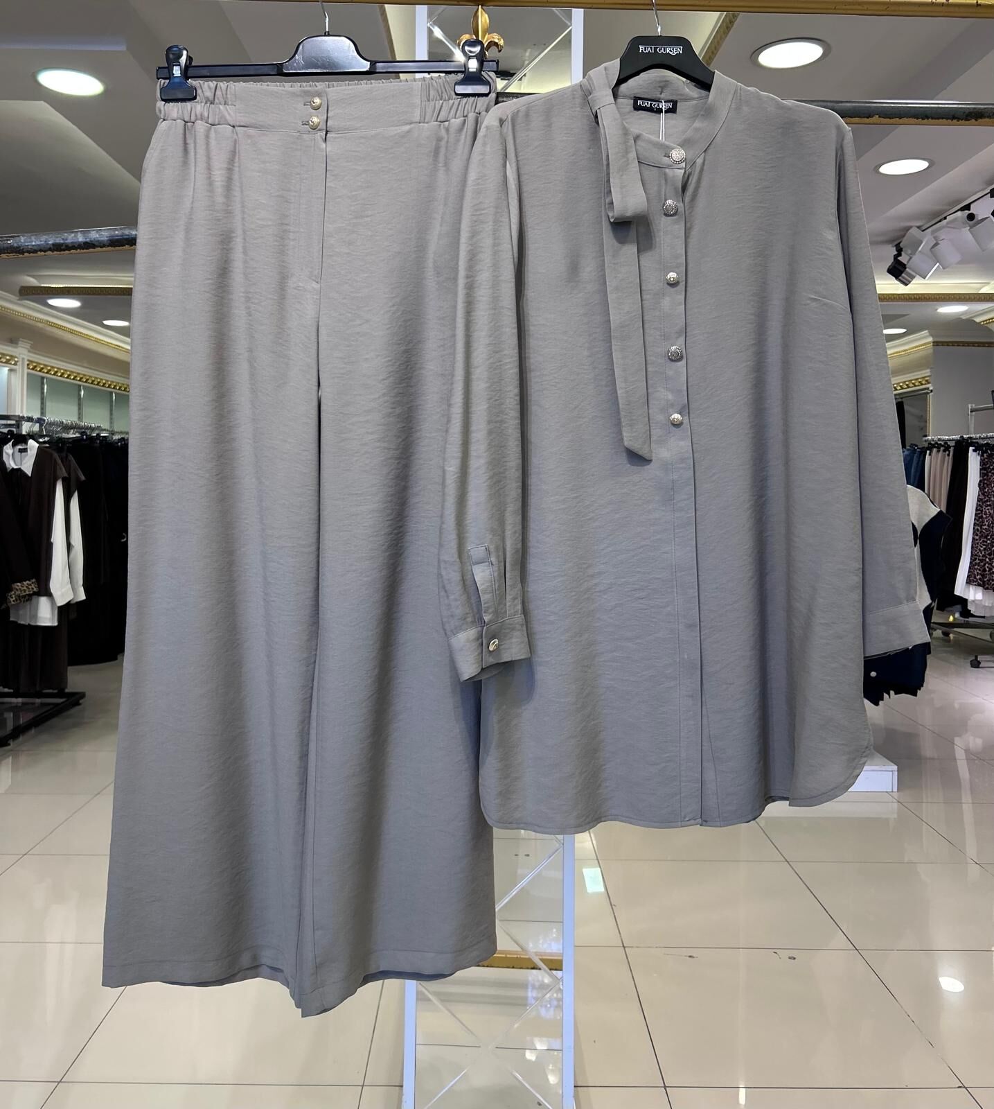 YAKA VE DÜĞME DTY. PANTOLONLU TAKIM/ FUAT GÜRŞEN