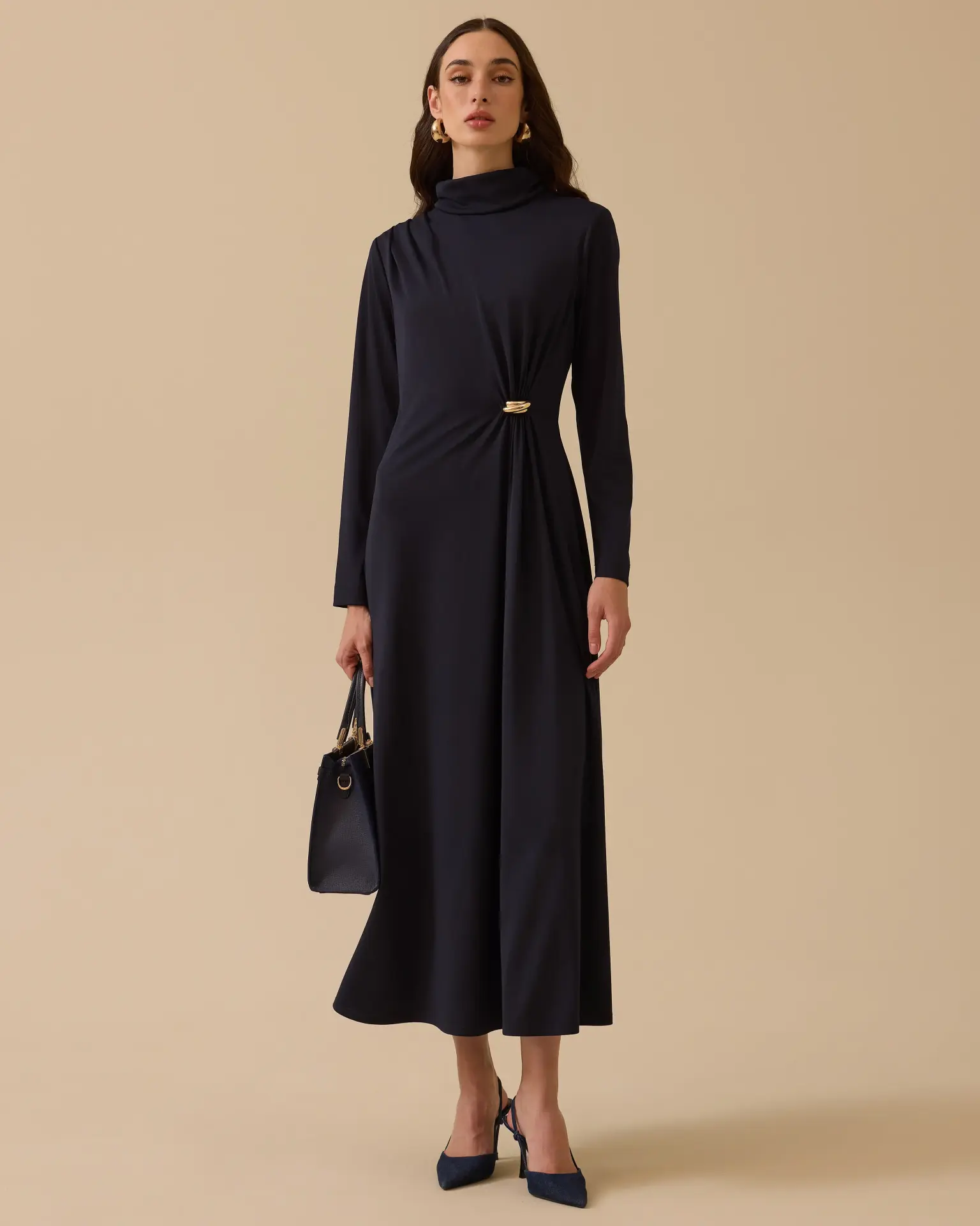 DİK YAKA METAL AKSESUARLI DRAPELİ ELBİSE /SEÇİL