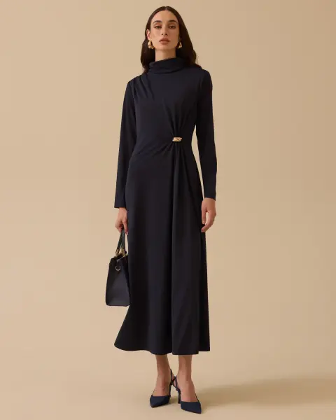 DİK YAKA METAL AKSESUARLI DRAPELİ ELBİSE /SEÇİL