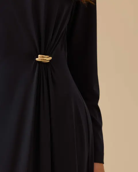 DİK YAKA METAL AKSESUARLI DRAPELİ ELBİSE /SEÇİL