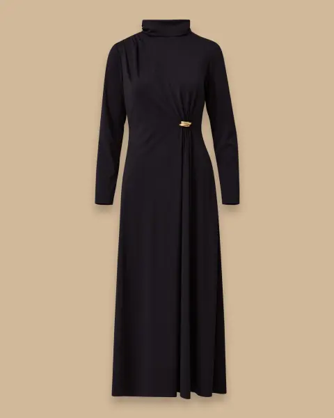 DİK YAKA METAL AKSESUARLI DRAPELİ ELBİSE /SEÇİL