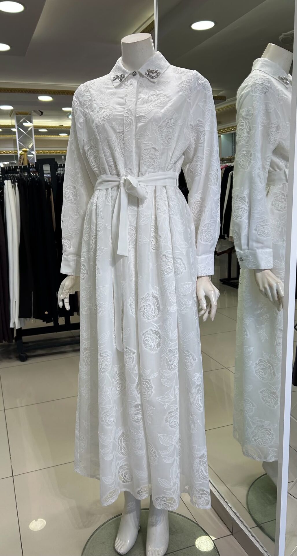 YAKASI TAŞ DTY. GÜL DESENLİ ELBİSE / GHISA