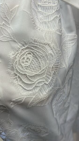 YAKASI TAŞ DTY. GÜL DESENLİ ELBİSE / GHISA