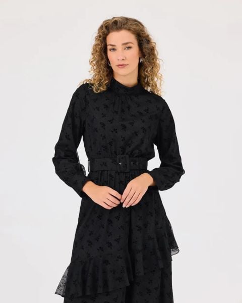 DESENLİ DİK YAKA KEMERLİ ELBİSE