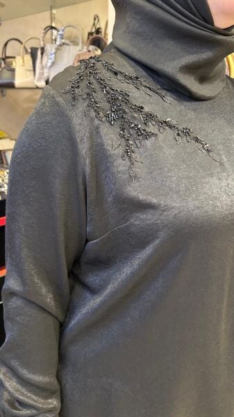 GÖĞSÜ BONCUK İŞLEMELİ SATEN TAKIM/ FUAT GÜRŞEN 