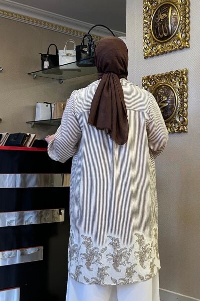 B. BEDEN ETEK UCU DESENLİ ÇİZGİLİ GÖMLEK/ SEÇİL