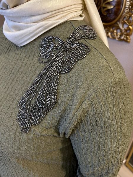 OMUZU BONCUK İŞLEMELİ GOFRE KUMAŞ ELBİSE/NURCAN ÇETİN 25128