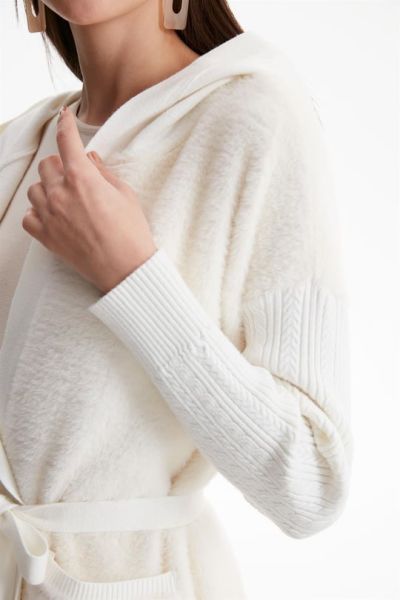 KOLLARI SAÇ ÖRGÜLÜ KÜRK GARNİLİ TRİKO HIRKA EKRU