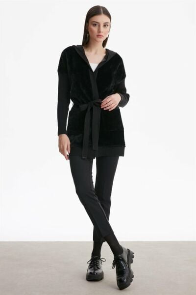 KOLLARI SAÇ ÖRGÜLÜ KÜRK GARNİLİ TRİKO HIRKA SİYAH