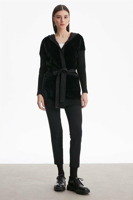 KOLLARI SAÇ ÖRGÜLÜ KÜRK GARNİLİ TRİKO HIRKA SİYAH