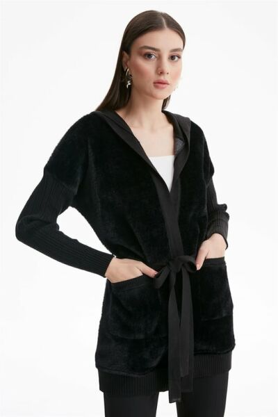 KOLLARI SAÇ ÖRGÜLÜ KÜRK GARNİLİ TRİKO HIRKA SİYAH