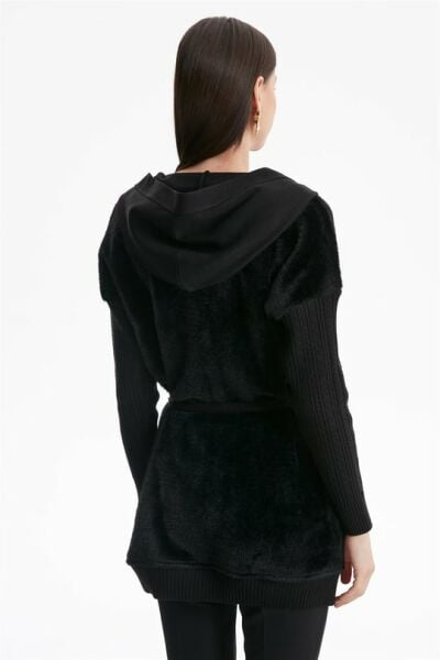 KOLLARI SAÇ ÖRGÜLÜ KÜRK GARNİLİ TRİKO HIRKA SİYAH