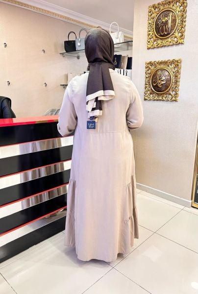 NURCAN ÇETİN / ÖNÜ DÜĞMELİ YANLARI FIRFIRLI ELBİSE