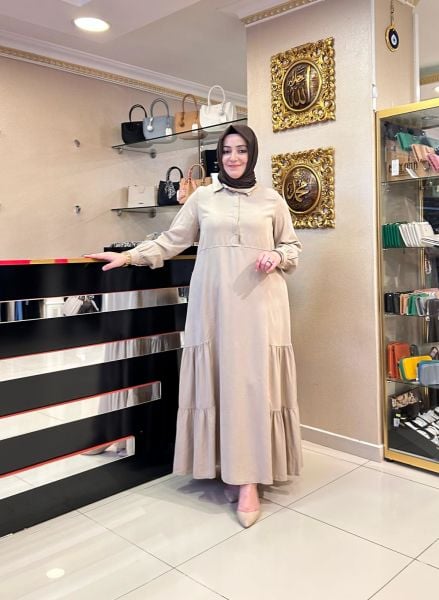 NURCAN ÇETİN / ÖNÜ DÜĞMELİ YANLARI FIRFIRLI ELBİSE