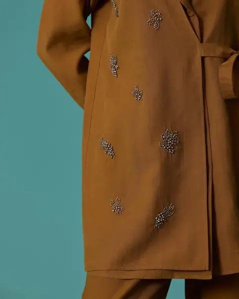 TAŞ İŞLEMELİ KRUVAZE YAKA KUŞAKLI TUNİK PANTOLON TAKIM /SEÇİL 1015-1020