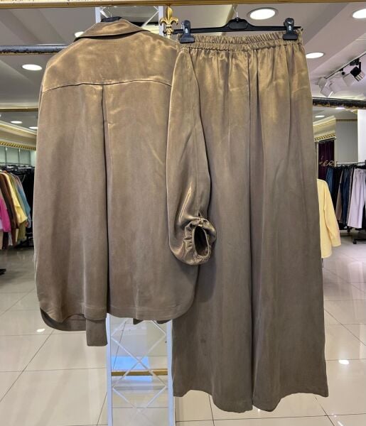 PANTOLONU DÜĞMELİ ASETAT KUMAŞ TAKIM/GHISA